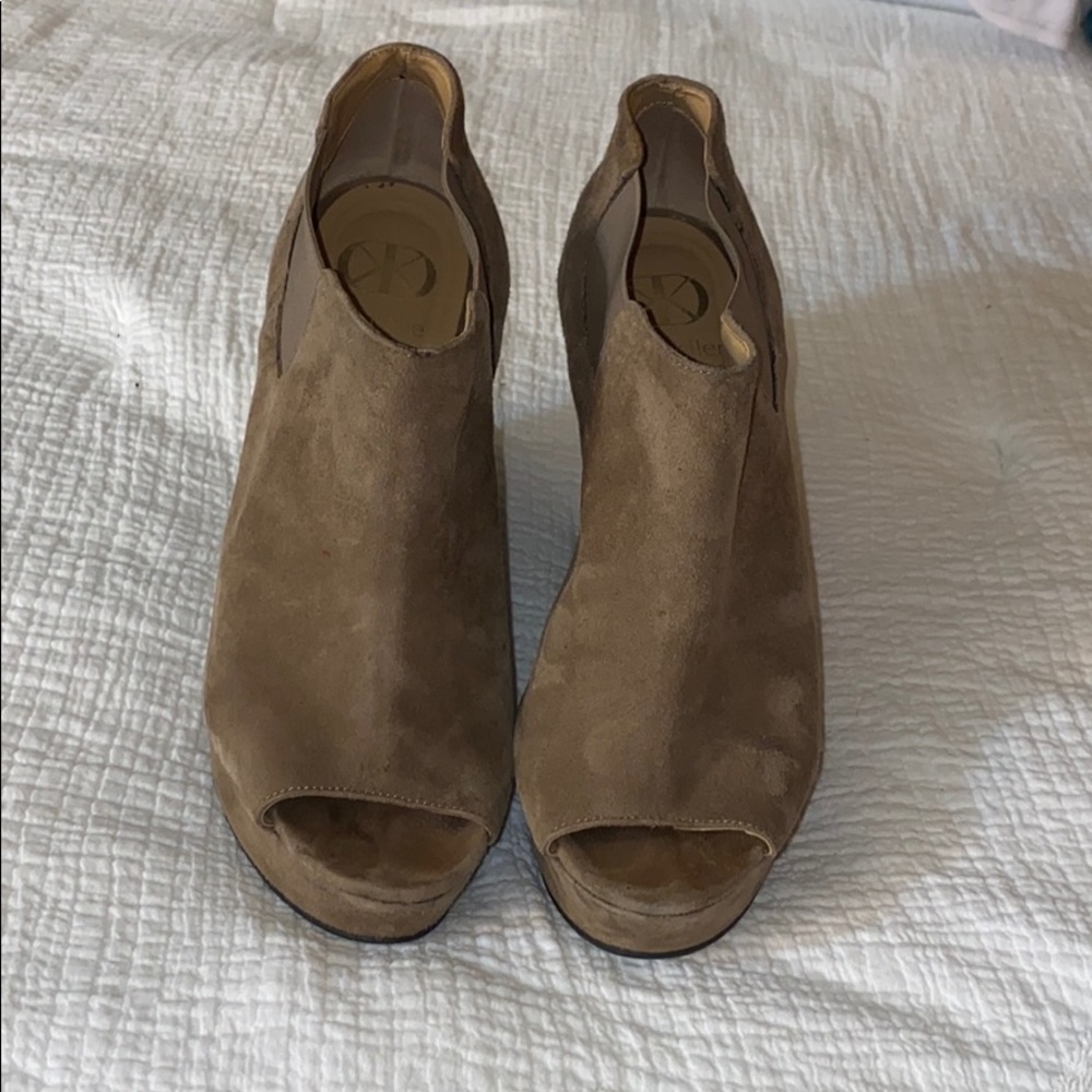 Tan Swede Dee Keller open toe wedges